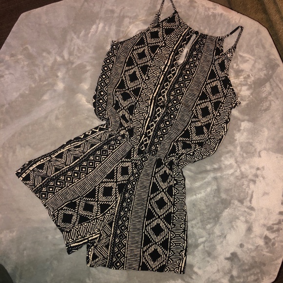 Aztec print romper with pockets and keyhole back - Picture 6 of 8